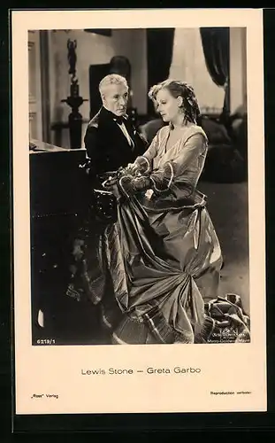 AK Schauspielerin Greta Garbo und Schauspieler Lewis Stone sitzen zusammen am Klavier