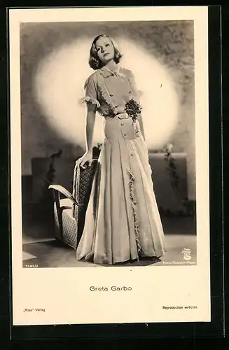 AK Schauspielerin Greta Garbo im eleganten Kleid