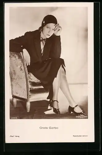 AK Schauspielerin Greta Garbo sitzt nachdenklich in einem Sessel