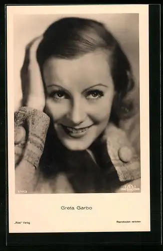 AK Schauspielerin Greta Garbo mit fröhlichem Lächeln