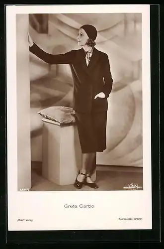 AK Schauspielerin Greta Garbo im eleganten Kostüm