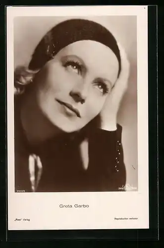AK Schauspielerin Greta Garbo blickt verträumt zum Himmel
