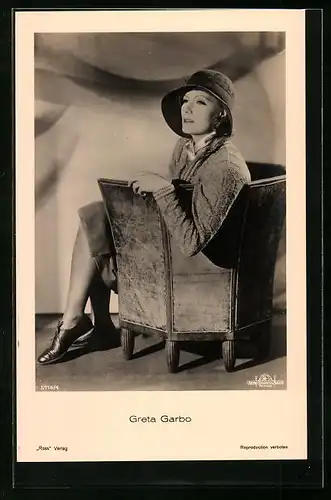 AK Schauspielerin Greta Garbo in einem Sessel sitzend