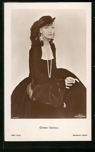 AK Schauspielerin Greta Garbo im eleganten Kleid mit Hut