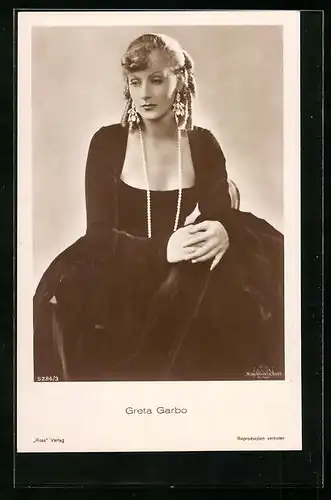 AK Schauspielerin Greta Garbo senkt nachdenklich den Blick