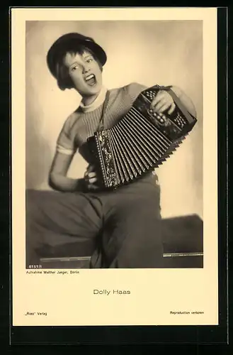 AK Schauspielerin Dolly Haas mit Akkordeon