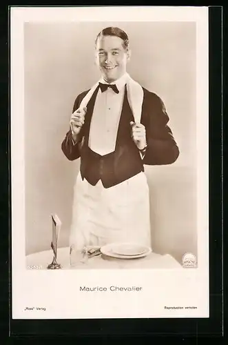AK Schauspieler Maurice Chevalier als fröhlicher Kellner