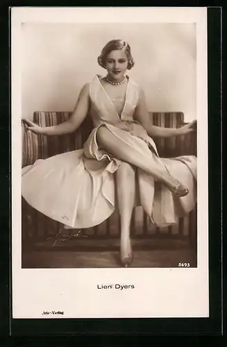 AK Schauspielerin Lien Dyers im eleganten Kleid auf einem Sofa sitzend