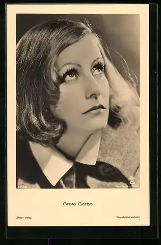 AK Schauspielerin Greta Garbo blickt fragend zum Himmel