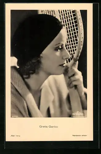 AK Schauspielerin Greta Garbo mit Tennisschläger in der Hand