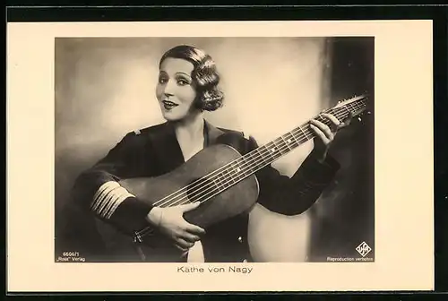 AK Schauspielerin Käthe von Nagy mit Gitarre