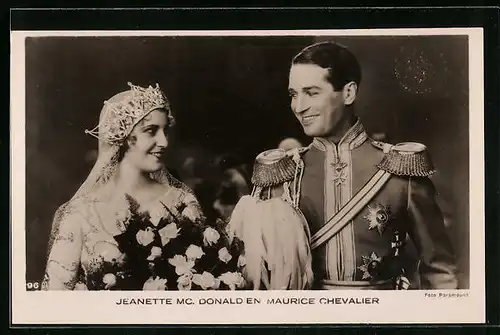 AK Schauspielerin Jeanette Mc Donald und Schauspieler Maurice Chevalier als Brautpaar