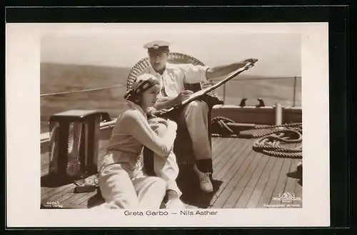 AK Schauspielerin Greta Garbo und Schauspieler Nils Asther an Bord eines Schiffes