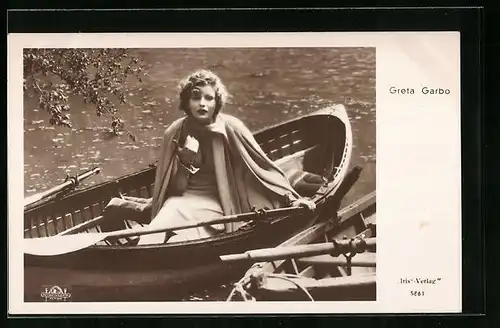 AK Schauspielerin Greta Garbo in einem Ruderboot
