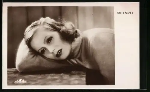 AK Schauspielerin Greta Garbo blickt nachdenklich in die Ferne