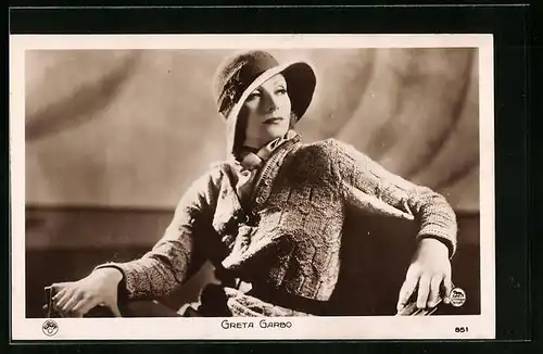 AK Schauspielerin Greta Garbo blickt fragend über die Schulter