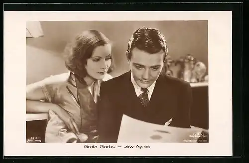 AK Schauspielerin Greta Garbo und Schauspieler Lew Ayres bei der Lektüre