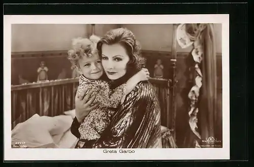AK Schauspielerin Greta Garbo hält ein Kind im Arm
