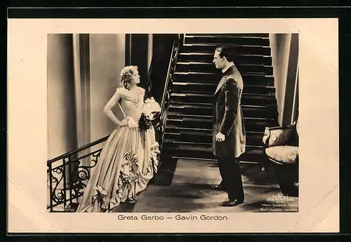 AK Schauspielerin Greta Garbo und Schauspieler Gavin Gordon bei einer Unterhaltung im Treppenhaus
