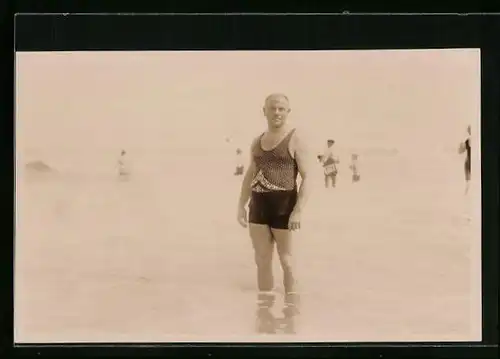 Foto-AK Junger Mann in Bademode am Meer