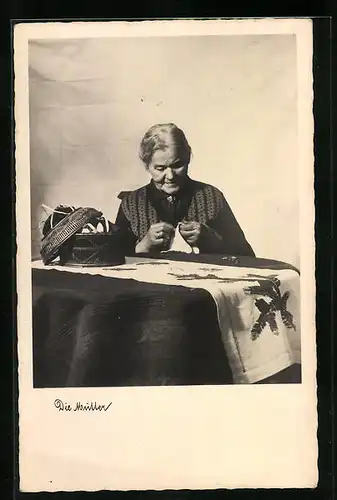 AK Die Mutter, alte Frau beim Sticken