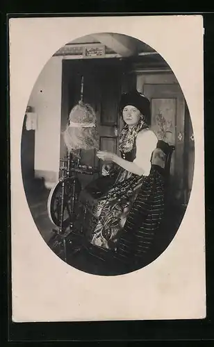 AK Junge Frau am Spinnrad