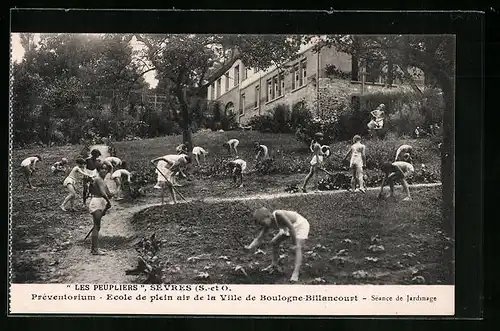 AK Sèvres, Les Peupliers, Préventorium, Ecole de plein air de la Ville de Boulogne-Billancourt, Séance de Jardinage