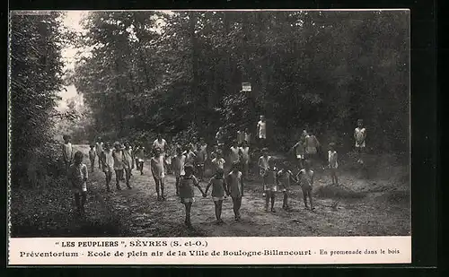 AK Sèvres, Les Peupliers, Préventorium, Ecole de plein air de la Ville de Boulogne-Billancourt, en promeade dans le bois