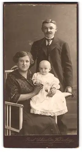Fotografie Paul Schindler, Wittenberg, Mittelstr. 58, Elternpaar mit Baby im Taufkleid