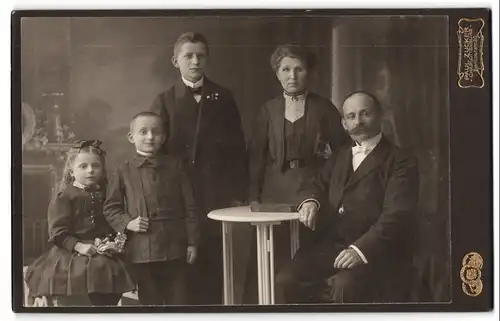 Fotografie Paul Zucker, Berlin-Charlottenburg, Berlinerstr. 80, Familien-Portrait in Sonntagskleidern