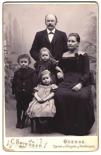 Fotografie C. Sörensen, Odense, Familien-Portrait Elternpaar mit drei Kindern