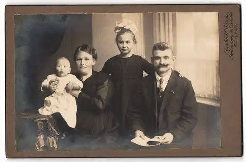Fotografie Berthold Wurm, Schöningen, Elternpaar mit Baby und Tochter