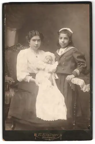 Fotografie E. Eisinger, Stuttgart, Mutter nebst Tochter im Matrosenanzug & Baby im Taufkleid