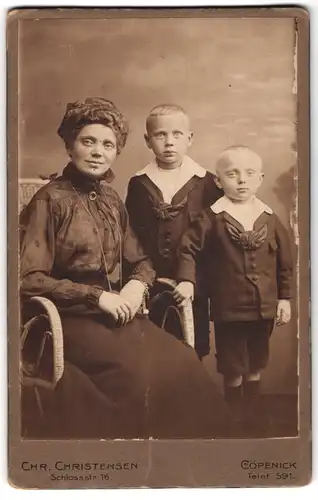 Fotografie Chr. Christensen, Köpenick, Schlossstr. 16, Mutter mit ihren blonden Söhnen im Matrosenanzug