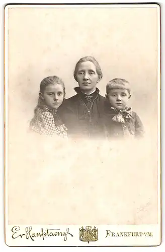 Fotografie Hanfstaengl - A. Baumann, Frankfurt / Main, Mutter mit Sohn und Tochter in Sonntagskleidern