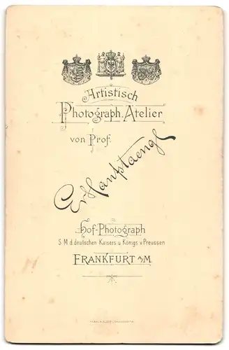 Fotografie Hanfstaengl - A. Baumann, Frankfurt / Main, Mutter mit Sohn und Tochter in Sonntagskleidern