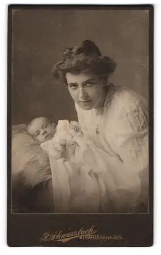 Fotografie R. Schwarzbach, Bitterfeld, Kaiserstr. 14, junge Mutter mit Baby im Taufkleid
