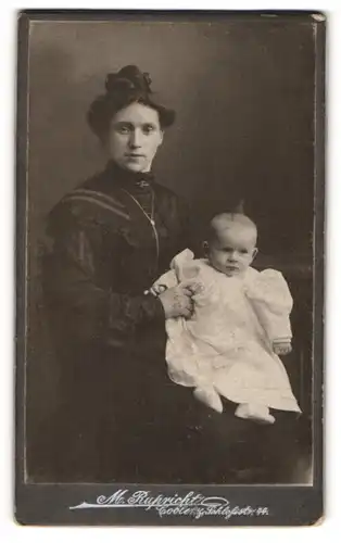 Fotografie M. Rupricht, Coblenz, Schlossstr. 44, stolze Mutter mit Baby im Taufkleid