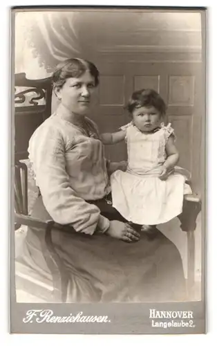 Fotografie F. Renziehausen, Hannover, Langelaube 2, Mutter mit niedlicher Tochter