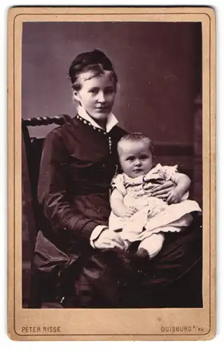 Fotografie Peter Risse, Duisburg, hübsche junge Mutter mit Baby