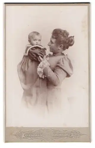 Fotografie O. Ewald, Bromberg, Mutter mit Baby Matrosenanzug-Taufkleid