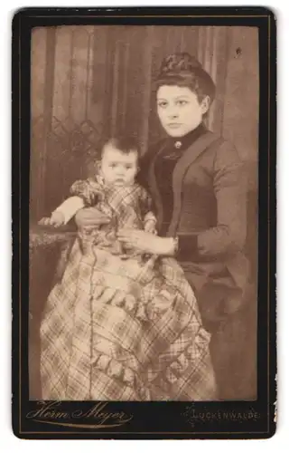 Fotografie Herm. Meyer, Luckenwalde, Haag 30, hübsche Mutter mit Baby im karierten Taufkleid