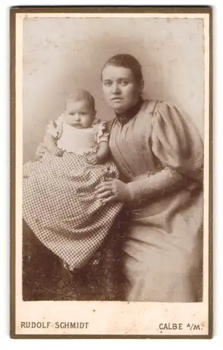 Fotografie Rudolf Schmidt, Calbe a. M., Mutter nebst Baby im karierten Kleidchen