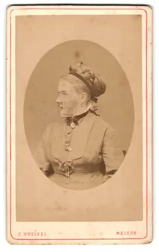 Fotografie E. Voelkel, Neisse, Ring 18, Portrait Edeldame mit geflochtenem Haar
