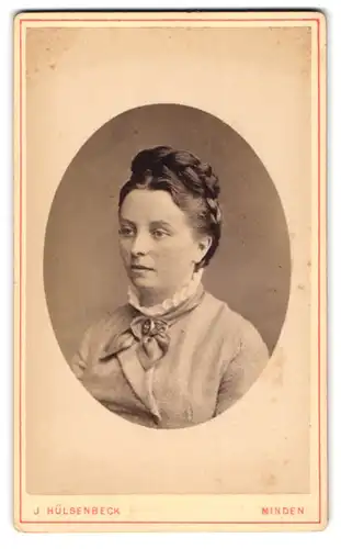 Fotografie J. Hülsenbeck, Minden, Fischerthorwallstr., Portrait junge Dame mit geflochtenem Haar