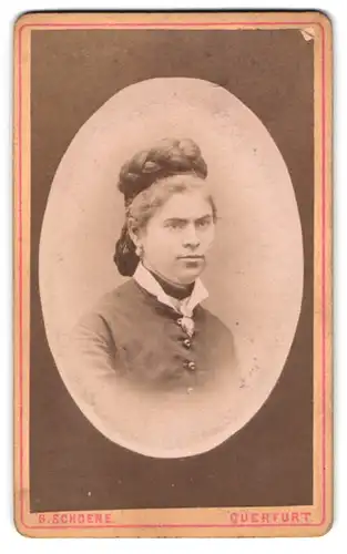 Fotografie G. Schoene, Querfurt, Entenplan 333b, Portrait Dame mit Schmuck und geflochtenem Haar