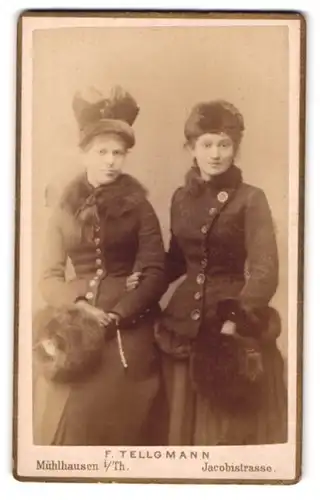 Fotografie F. Tellgmann, Mühlhausen i. Th., Damen mit Wespentailie tragen Hut & Pelzmuff
