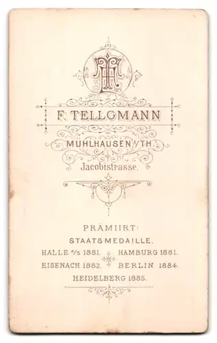 Fotografie F. Tellgmann, Mühlhausen i. Th., Damen mit Wespentailie tragen Hut & Pelzmuff