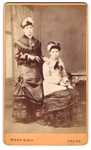 Fotografie W. Moon & Son, Crewe, High Street, Ladies in modischen Kleidern beim Fotograf