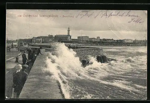 AK Warnemünde / Ostsee, Passanten an der Brandung